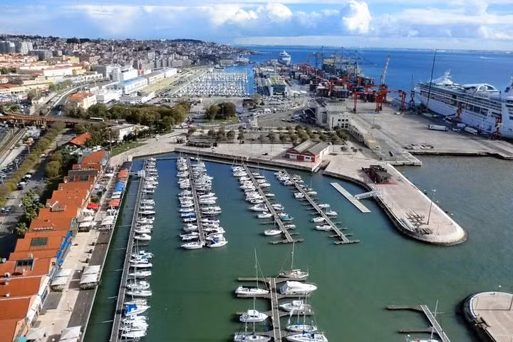 3. Bồ Đào Nha xếp thứ 3 trong top 10 nước yên bình nhất thế giới. Lực lượng cảnh sát và an ninh ở đây hoạt động hiệu quả. Tỷ lệ tự sát tại đây rất thấp. Chi phí sinh hoạt thấp và con người rất thân thiện.