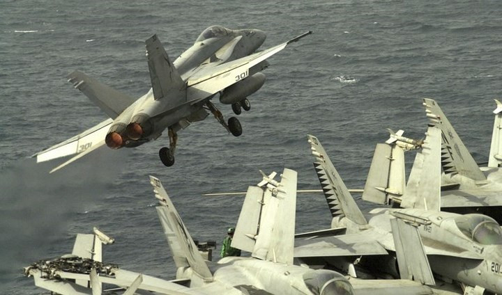 Một máy bay chiến đấu F/A-18 Hornet thuộc phi đoàn cường kích 192 được phóng từ boong tàu sân bay Kitty Hawk vào ngày 20/3/2003 để tiến đánh các mục tiêu ở Iraq.