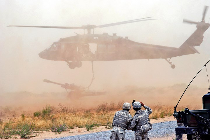 Trực thăng UH-60 Black Hawk kéo lựu pháo chuẩn bị di chuyển đến căn cứ Fort Drum, Mỹ.