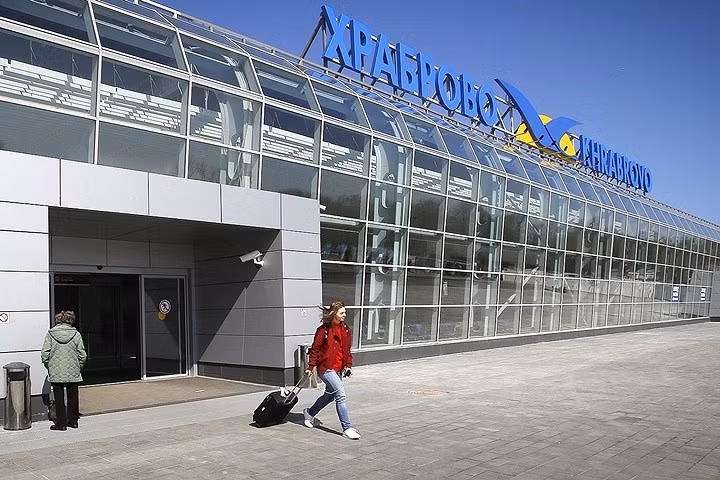 Sân bay Khrabrovo ở Kaliningrad được sửa sang làm mới vào năm 2013 và được mở cửa trở lại vào tháng 4/2018, sẵn sàng đón các cổ động viên bóng đá.