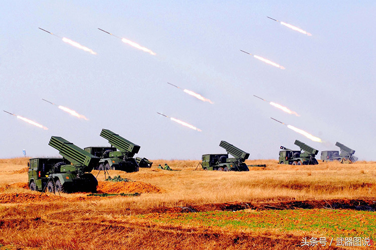 Giống như BM-21, Type 81 được trang bị dàn phóng mang theo 40 ống phóng 122m. Pháo phản lực 122mm có thiết kế tiêu chuẩn dài 7.2m, rộng 2.52m, cao 3m, tổng trọng lượng chiến đấu 15.5 tấn. Nguồn ảnh: Sina.