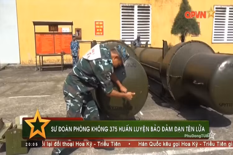 Trong là chiến sĩ Tiểu đoàn 70, Trung đoàn 275 thuộc Sư đoàn 375 đang tiến hành hợp luyện toàn bộ kíp dây chuyền lắp ráp đạn tên lửa đất đối không V-750 cho các tổ hợp tên lửa phòng không S-75 có trong biên chế. Nguồn ảnh: QPVN.