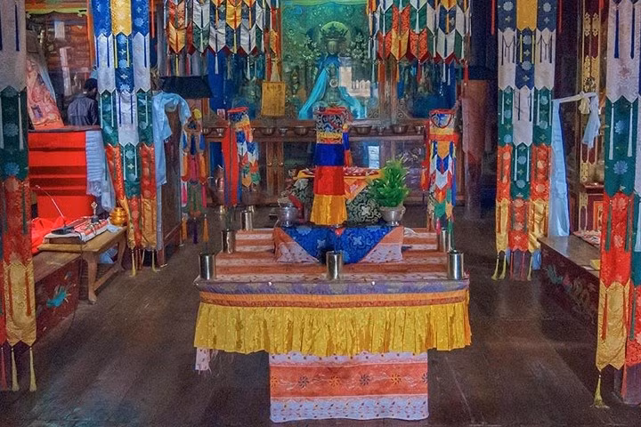 Chùa này không chỉ là nơi cúng bái. Đó còn là nơi sinh hoạt văn hóa-xã hội của cộng đồng.