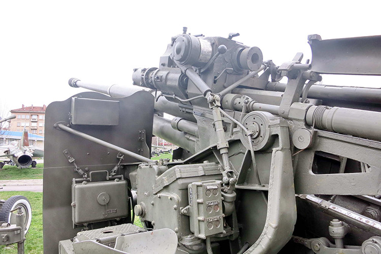 Khi tác chiến, ngoài phương tiện quan sát quang học, pháo phòng không KS-19 còn được trang bị đài radar bắt mục tiêu SON-9 (cự ly phát hiện 50km, cự ly theo dõi 22km) và máy chỉ huy PUAZO-6/19 để tấn công chính xác hơn. Hệ thống radar SON-9 có thể dùng chung cho pháo 57mm có trong biên chế phòng không Việt Nam. Nguồn ảnh: Bostjan Ozbolt