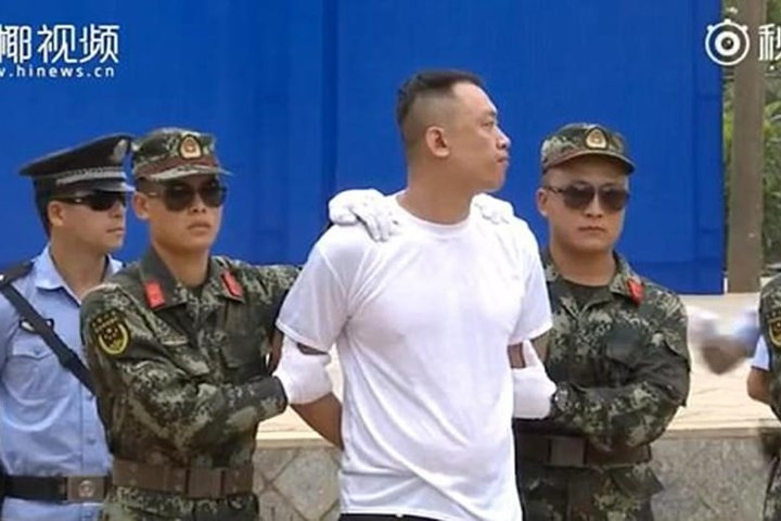 Nhân viên công vụ khống chế phạm nhân bị kết án tử hình.