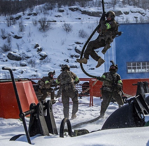 Lính đặc nhiệm Nga lúc tụt dây từ trực thăng xuống boong tàu.