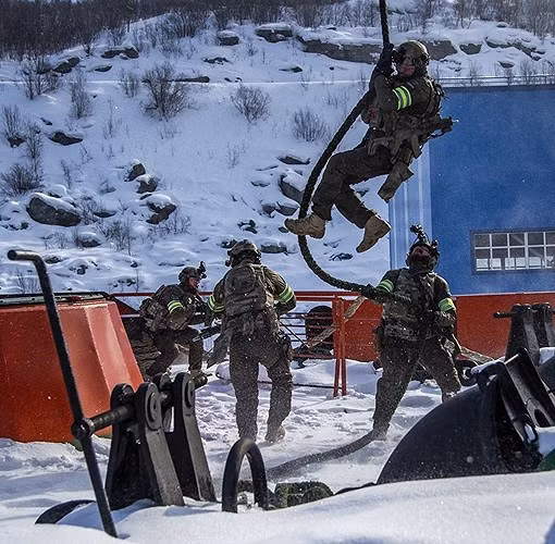 Lính đặc nhiệm Nga lúc tụt dây từ trực thăng xuống boong tàu.