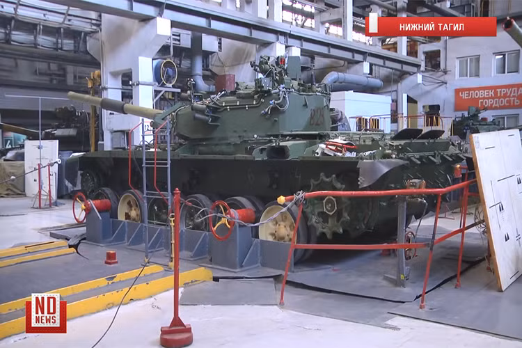 Cấu hình của những chiếc T-90 này gần như giống hệt sản phẩm mà Nga bán cho Algeria hay Azerbaijan, cho thấy có thể Việt Nam đã lựa chọn cấu hình T-90S/SK cơ bản. Nguồn ảnh: ND News.