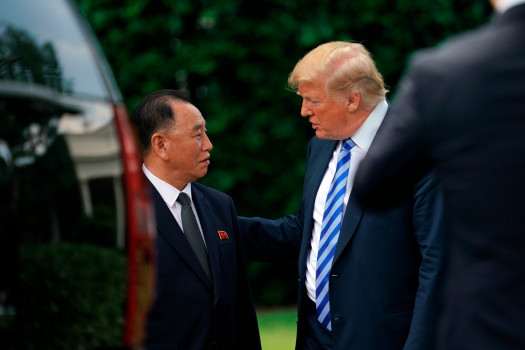 Tổng thống Mỹ Donald Trump trao đổi với Phó Chủ tịch Đảng Lao động Triều Tiên Kim Yong-chol sau cuộc gặp kéo dài hơn 1 giờ đồng hồ tại Phòng Bầu dục. Ảnh: AP/Andrew Harnik.