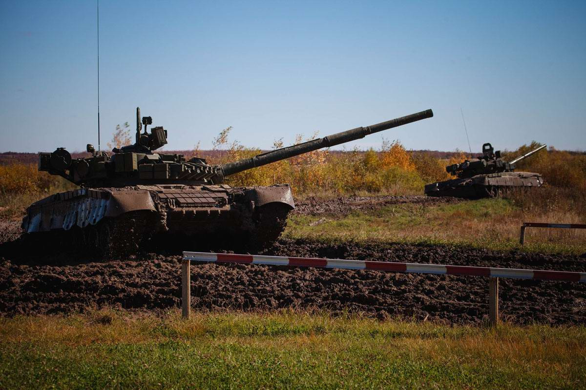 Và khi mỗi thứ đã sẵn sàng, chiếc T-80BV đã có thể nổ máy tiến ra thao trường với kíp chiến đấu đặc biệt. Nguồn ảnh: tipolog.