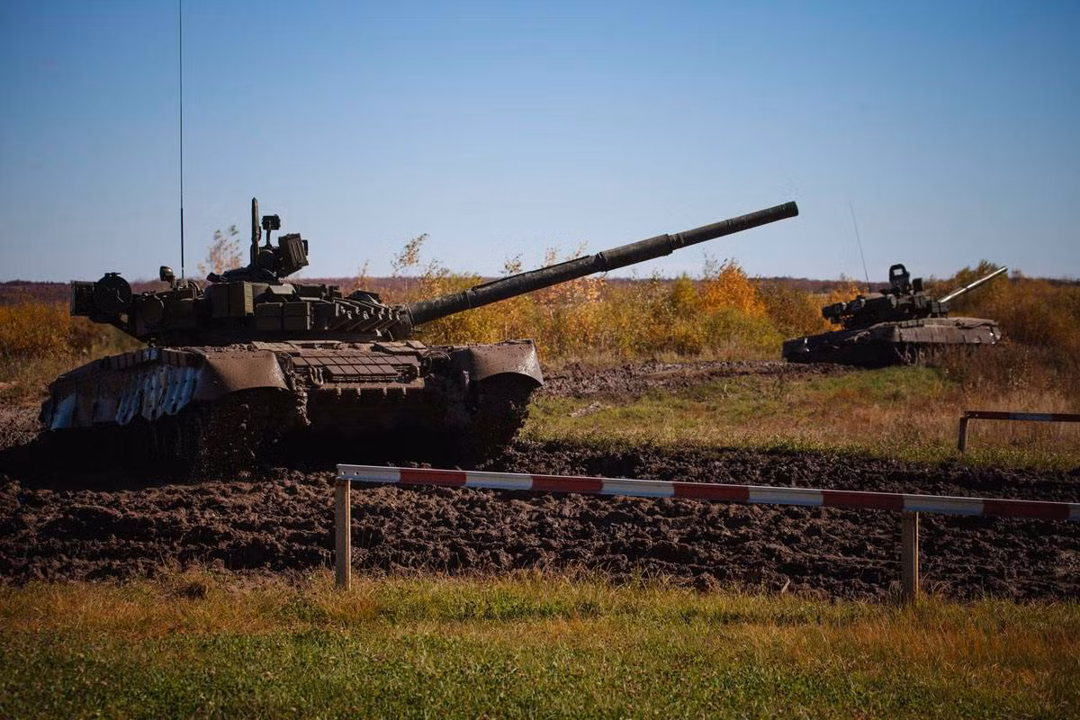 Và khi mỗi thứ đã sẵn sàng, chiếc T-80BV đã có thể nổ máy tiến ra thao trường với kíp chiến đấu đặc biệt. Nguồn ảnh: tipolog.