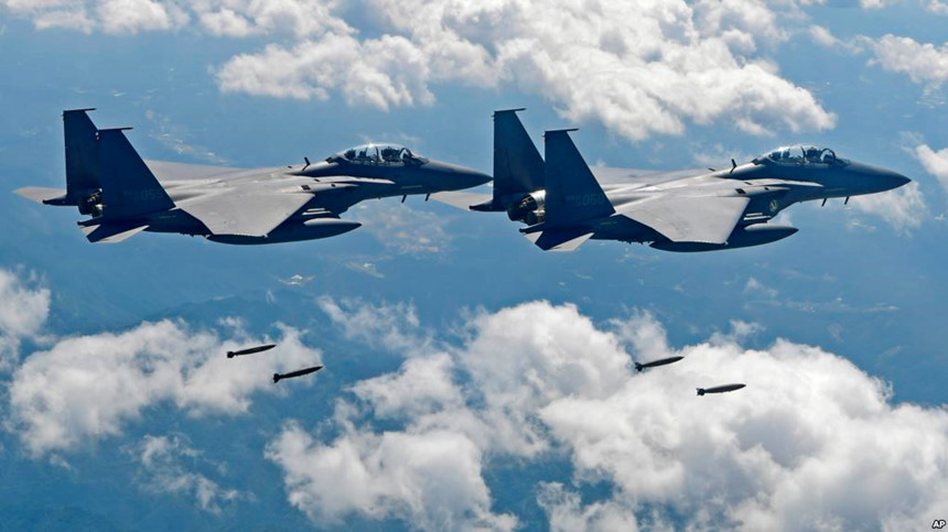 Nòng cốt trong sức mạnh tấn công trên không của Hàn Quốc là tiêm kích đa nhiệm F-15K. Chiến đấu cơ này được trang bị nhiều vũ khí tiên tiến, gồm tên lửa hành trình KEPD-350 Taurus, tầm bắn hơn 500 km. Đây là vũ khí mang tầm chiến lược trong việc phá hủy các mục tiêu quan trọng sâu trong lãnh thổ đối phương. Ảnh: AP.