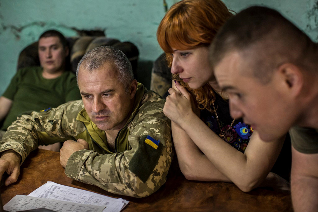 Đại úy Oleg yêu cầu sự binh sĩ tập trung vào nhiệm vụ trong hiệp 2 trận đấu sau khi nhận được loạt đạn từ phía quân nổi dậy. Ảnh: New York Times.