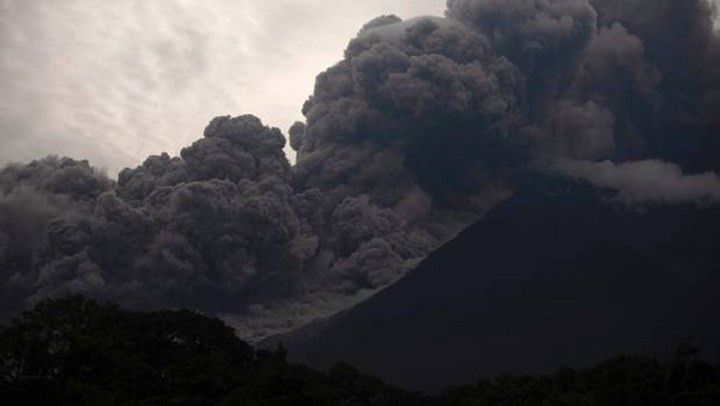 Tro bụi núi lửa nhanh chóng lan ra và ảnh hưởng tới 1,7 triệu người sống ở các ngôi làng xung quanh. Ảnh: AP.