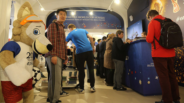 Bên trong một cửa hàng bán đồ chính thức của FIFA ở Moscow - Ảnh: FIFA.