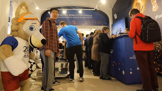 Bên trong một cửa hàng bán đồ chính thức của FIFA ở Moscow - Ảnh: FIFA.
