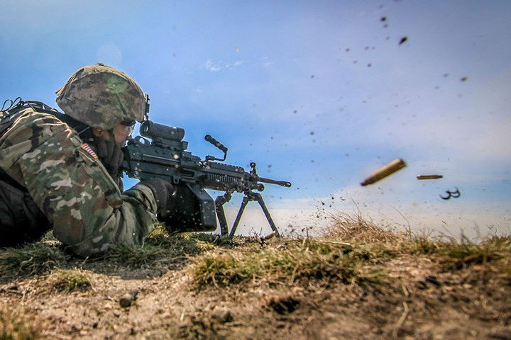 Lính Mỹ khai hỏa súng M294 SAW trong cuộc tập trận bắn đạn thật tại căn cứ chung McGuire-Dix-Lakehurst, Mỹ.