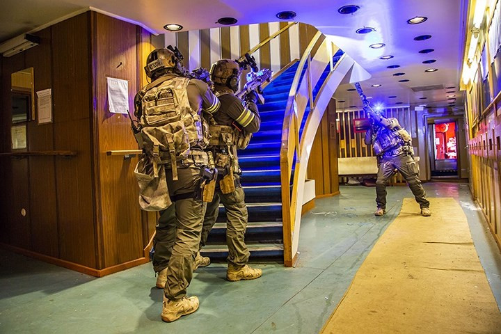 Đơn vị đặc nhiệm đã lọt được vào bên trong tàu phá băng hạt nhân. Đợt huấn luyện lần này có sự tham gia của giảng viên trường Đại học Đặc nhiệm Nga.