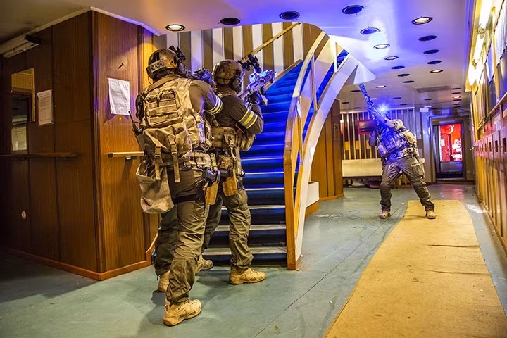 Đơn vị đặc nhiệm đã lọt được vào bên trong tàu phá băng hạt nhân. Đợt huấn luyện lần này có sự tham gia của giảng viên trường Đại học Đặc nhiệm Nga.