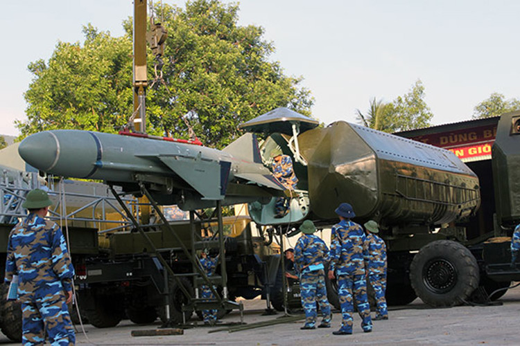 Cấu tạo bên trong tên lửa hành trình chống hạm P-21 của tổ hợp 4K51 Rubezh. Có thể thấy rõ phần đầu tên lửa là nơi đặt bộ radar riêng với anten dùng để bắt – theo dõi – khóa mục tiêu trong pha cuối. Bộ radar này được kích hoạt khi cách mục tiêu khoảng 11km. Nguồn ảnh: báo Đà Nẵng.