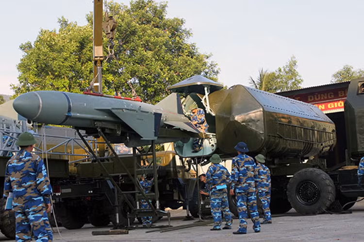 Cấu tạo bên trong tên lửa hành trình chống hạm P-21 của tổ hợp 4K51 Rubezh. Có thể thấy rõ phần đầu tên lửa là nơi đặt bộ radar riêng với anten dùng để bắt – theo dõi – khóa mục tiêu trong pha cuối. Bộ radar này được kích hoạt khi cách mục tiêu khoảng 11km. Nguồn ảnh: báo Đà Nẵng.