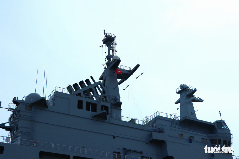 Đây là lần thứ 3 một tàu sân bay trực thăng lớp Mistral của Pháp thăm Việt Nam. Hai tàu Dixmude và Surcouf lần này đến Việt Nam trong khuôn khổ Chiến dịch Jeanne d’Arc, một chương trình đào tạo tác chiến của một đơn vị thủy quân lục chiến xung quanh tàu đổ bộ và chỉ huy Dixmude. Thượng tầng của tàu Dixmude. Con tàu dài 199m và có lượng choán nước 21.600 tấn này có chiều cao tới 30m, tương đương một tòa nhà 10 tầng. Tàu được biên chế vào năm 2012 và được thành phố Marseille hỗ trợ tài chính kể từ tháng 1-2017. Ảnh: Duy Linh.