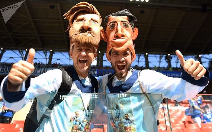 Cổ động viên Argentina với 2 chiếc mặt nạ lớn trước giờ thi đấu của đội tuyển Argentina và đội tuyển Iceland.