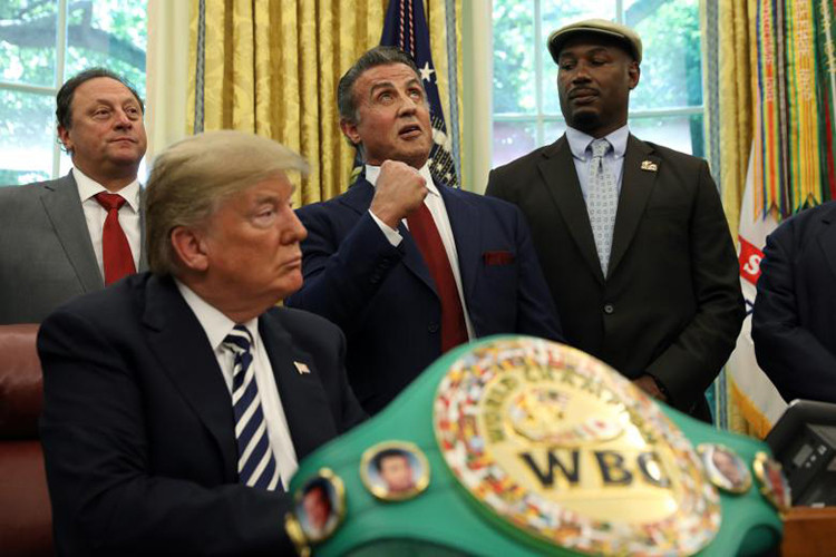 Tay đấm quyền anh Boxer Lennox Lewis và diễn viên Hollywood Sylvester Stallone cùng Tổng thống Mỹ Donald Trump trong lễ vinh danh Jack Johnson, nhà vô địch quyền anh hạng nặng da đen đầu tiên ngay tại Nhà Trắng vào 24/5 vừa qua. Ảnh: Reuters.