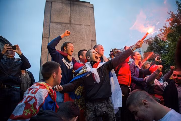 Các cổ động viên Serbia khi xem trận đấu giữa Serbia - Thụy Sỹ qua màn hình lớn ở Belgrade.