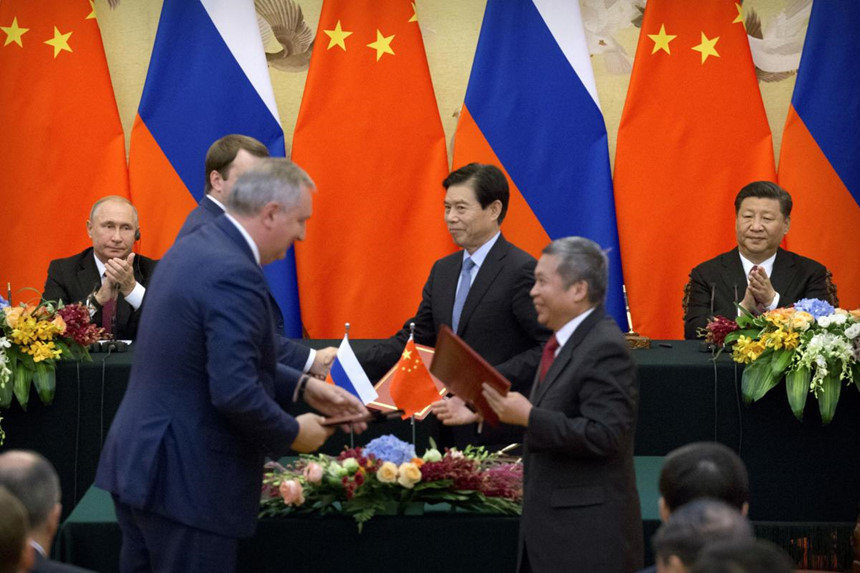 Tại buổi lễ đón tiếp, quan chức hai bên đã ký thỏa thuận hợp tác phát triển kinh tế, giao thông, công nghệ không gian và năng lượng hạt nhân. Sắp tới, Moscow và Bắc Kinh sẽ hợp tác xây dựng thêm hai lò phản ứng tại nhà máy điện hạt nhân Tianwan thuộc tỉnh Giang Tô, Trung Quốc. Ảnh: AP.