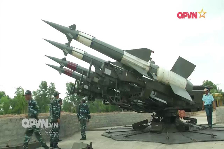 Sư đoàn phòng không 375 là một trong những đơn vị phòng không chủ lực của quân đội ta được thành lập từ năm 1968, không ngừng được xây dựng và phát triển trong 50 năm qua. Sư đoàn 375 còn được trang bị các khí tài phòng không hiện đại trong đó có thể kể đến S-75, S-125-2TM... Nguồn ảnh: QPVN.