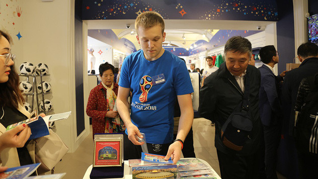 Bên trong một cửa hàng bán đồ chính thức của FIFA ở Moscow - Ảnh: FIFA