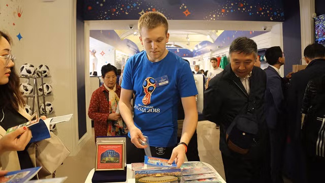 Bên trong một cửa hàng bán đồ chính thức của FIFA ở Moscow - Ảnh: FIFA