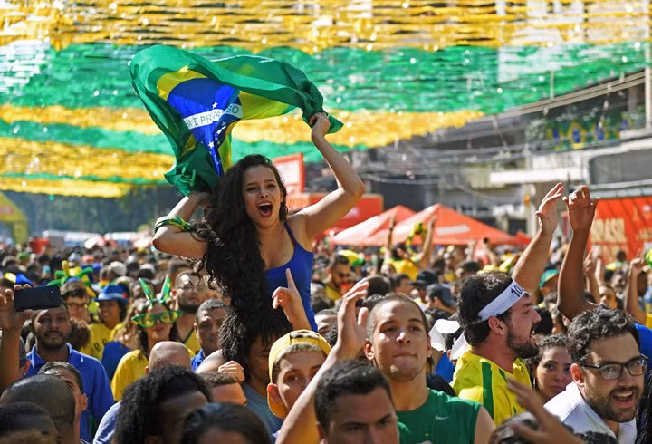 Không được xem trực tiếp trên vận động, không khí ở Rio de Janeiro cũng sôi động không kém khi đội nhà đánh bại Costa Rica.