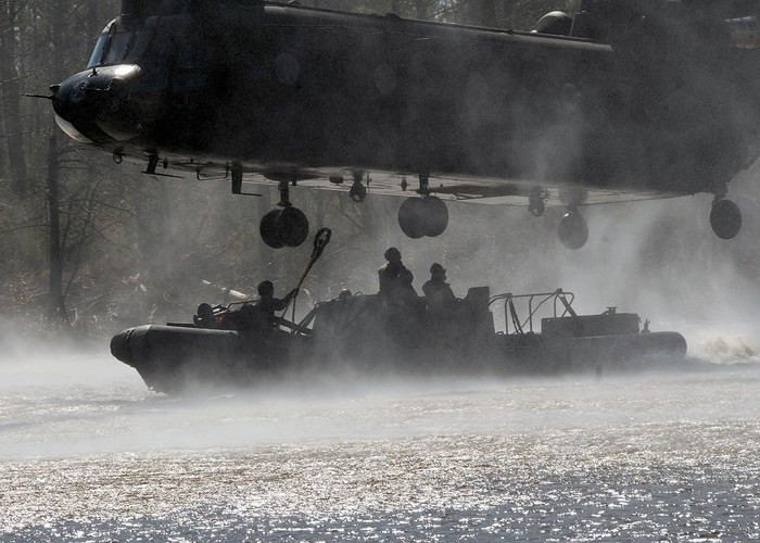 Trực thăng CH-47D Chinook hạ xuồng cao su hỗ trợ binh sĩ tham gia cuộc tập trận trên mặt nước sông Pearl ở Mississippi, Mỹ.