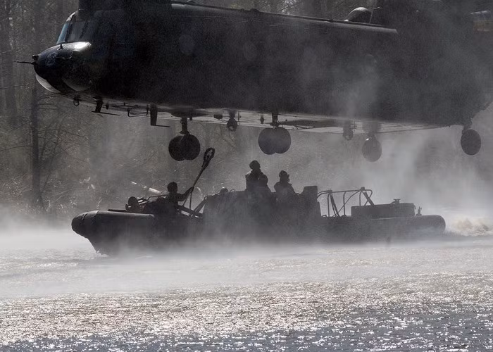 Trực thăng CH-47D Chinook hạ xuồng cao su hỗ trợ binh sĩ tham gia cuộc tập trận trên mặt nước sông Pearl ở Mississippi, Mỹ.