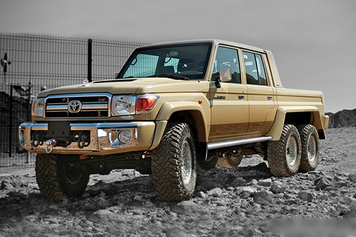 Ngoài phiên bản gốc 4 bánh, còn có xe Land Cruiser phiên bản 6 bánh.