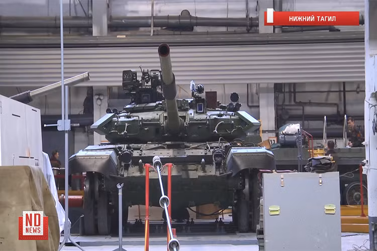 Tiếp theo, chiếc T-90 trên được lắp máy điều hòa nhiệt độ KTE-VT ở phía bên trái tháp pháo tương tự như T-90S/SK của Iraq, tuy nhiên phía sau xe không thấy sự xuất hiện của động cơ điện phụ trợ APU dùng để chạy điều hòa khi máy chính đã tắt. Nguồn ảnh: ND News.