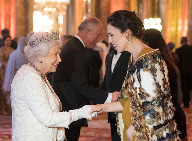 Bà Jacinda Ardern gặp Nữ hoàng Anh Elizabeth II. Ảnh: Getty.