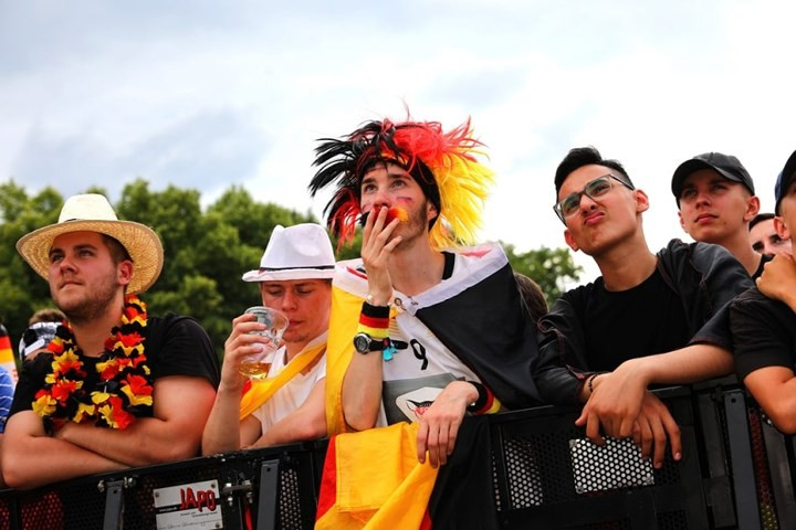 Chính vì thế, dù bỏ lỡ một số cơ hội ngay đầu hiệp 1, các cổ động viên Đức vẫn không hề nao núng. Ảnh: EPA