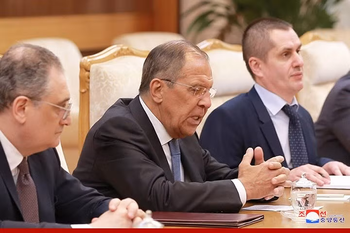 Ông Lavrov (giữa) thăm Triều Tiên trong bối cảnh hội nghị Thượng đỉnh Mỹ-Triều sắp diễn ra tại Singapore vào ngày 12/6 tới.