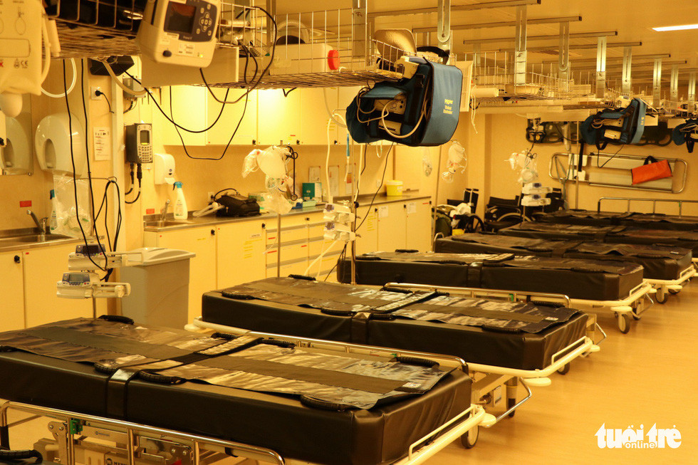 Trong trường hợp cần thiết như tham gia cứu hộ nhân đạo thảm họa và thiên tai, số giường bệnh trên tàu có thể được mở rộng lên con số 100 bằng cách trưng dụng một phần khoang chứa máy bay trực thăng. Ảnh: Duy Linh.