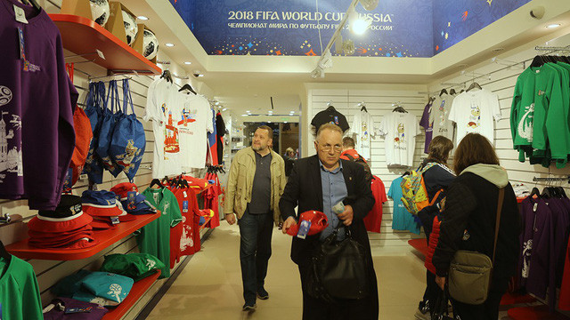 Sạp bán quần áo của chị Yến ở chợ Liublino không có một món đồ thể thao nào - Ảnh: H.Đ