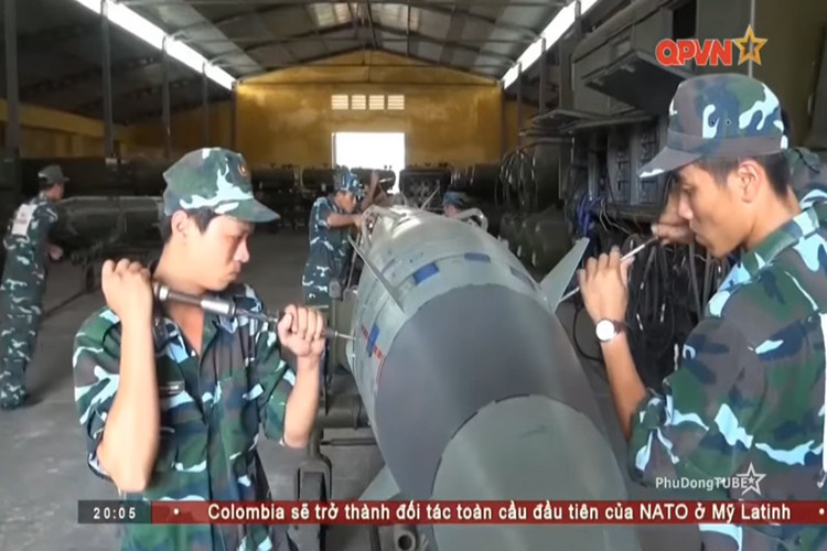 Những cá nhân có sức khỏe, năng lực, kinh nghiệm được lựa chọn bố trí vào kíp chiến đấu, ngoài huấn luyện lý thuyết trắc thủ kỹ thuật viên còn luyện tập thao tác lắp ráp đạn tên lửa trên thực địa, công tác chỉ huy điều hành hiệp đồng. Nguồn ảnh: QPVN.