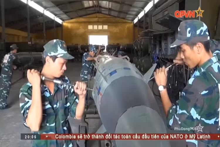 Những cá nhân có sức khỏe, năng lực, kinh nghiệm được lựa chọn bố trí vào kíp chiến đấu, ngoài huấn luyện lý thuyết trắc thủ kỹ thuật viên còn luyện tập thao tác lắp ráp đạn tên lửa trên thực địa, công tác chỉ huy điều hành hiệp đồng. Nguồn ảnh: QPVN.