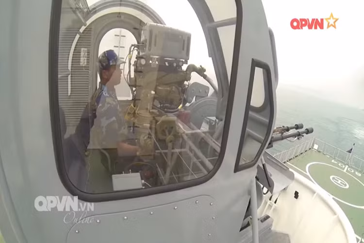 So với pháo ZU-23-2 nguyên bản, 23mm-2ML được trang bị thêm cabin cho pháo thủ , phần bệ quay sử dụng hệ thống điện thay vì cơ cấu quay bằng tay thông thường. Kết hợp với đó là cụm thiết bị ngắm quang học cho phép pháo thủ tác xạ hiệu quả hơn kể cả trong đêm tối. Nguồn ảnh: QPVN.