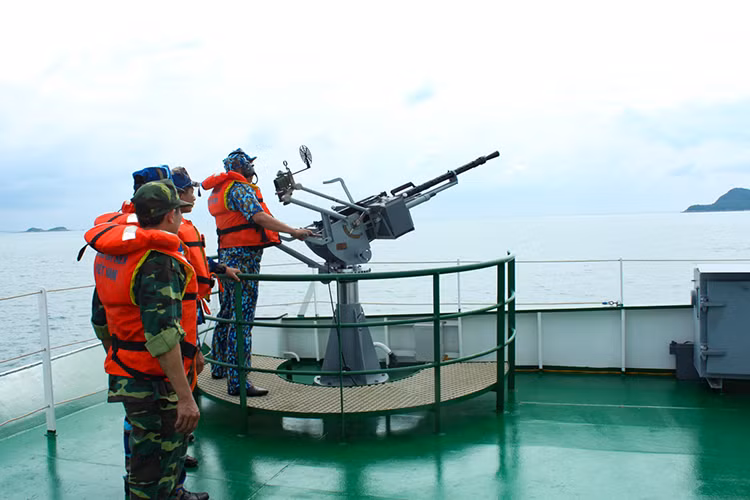 Ngoài pháo 23mm-2ML, tàu tuần tra DN-2000 của Cảnh sát Biển Việt Nam còn được trang bị súng máy hạng nặng KPVT 14,5mm, đóng vai trò tương tự như 23mm-2ML và hiện vẫn chưa rõ mỗi tàu DN-2000 được trang bị bao nhiêu khẩu KPVT. Nguồn ảnh: Cảnh sát Biển Việt Nam.