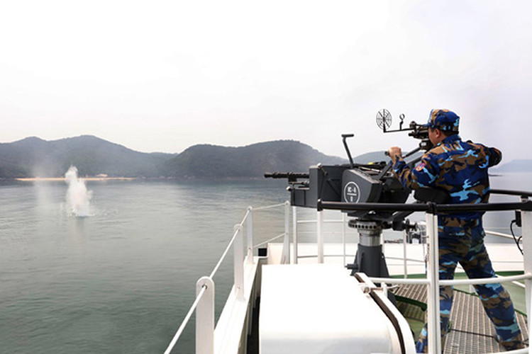 Tầm bắn hiệu quả của KPVT khoảng 3.000m, tối đa 4.000m, hộp tiếp đạn 40 viên, tốc độ bắn lý thuyết 600 phát/phút. Kíp chiến đấu của KPVT gồm hai người gồm một xạ thủ và một chỉ huy. Nguồn ảnh: Cảnh sát Biển Việt Nam.