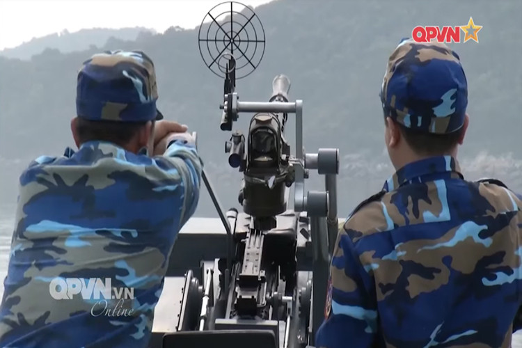 KPVT là phiên bản khác của dòng súng máy hạng nặng KPV-14,5, tuy được thiết kế lắp cho xe tăng nhưng nó vẫn có thể lắp cho các tàu tuần tra, tàu chiến nhỏ... Loại vũ khí này có thể dùng để chống mục tiêu máy bay bay thấp, trực thăng hoặc là tàu bè cỡ nhỏ. Nguồn ảnh: QPVN.