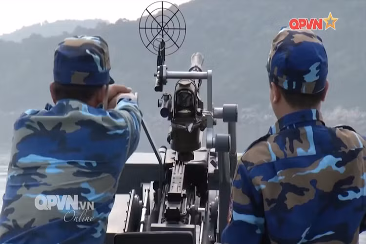 KPVT là phiên bản khác của dòng súng máy hạng nặng KPV-14,5, tuy được thiết kế lắp cho xe tăng nhưng nó vẫn có thể lắp cho các tàu tuần tra, tàu chiến nhỏ... Loại vũ khí này có thể dùng để chống mục tiêu máy bay bay thấp, trực thăng hoặc là tàu bè cỡ nhỏ. Nguồn ảnh: QPVN.
